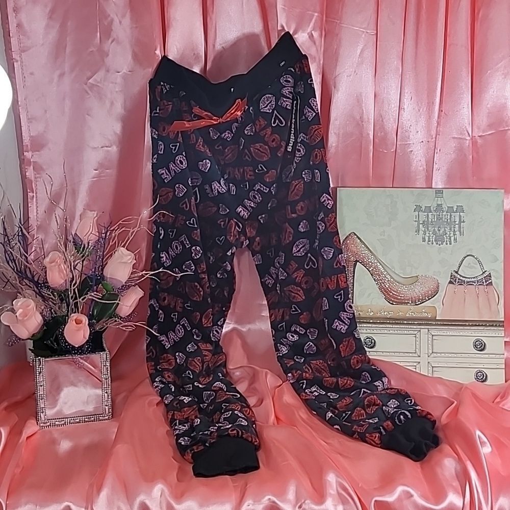 1744  WEEKENDING Soft Sleep Pants Love and Lips Size Medium NWT